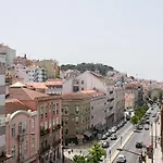 Luxury Retreat! 2 Suites, Balcony & Views!! Апартаменти Лісабон