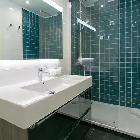 Appartement Luxury Retreat! 2 Suites, Balcony & Views!! Lissabon