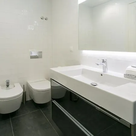 Luxury Retreat! 2 Suites, Balcony & Views!! Apartment *