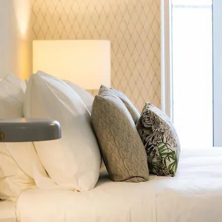 Apartment Luxury Retreat! 2 Suites, Balcony & Views!! *