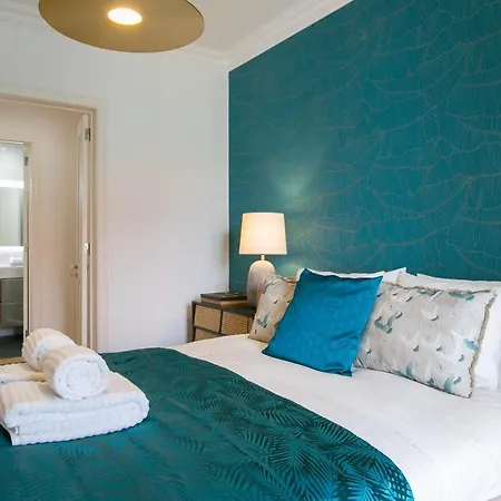 아파트 Luxury Retreat! 2 Suites, Balcony & Views!! *
