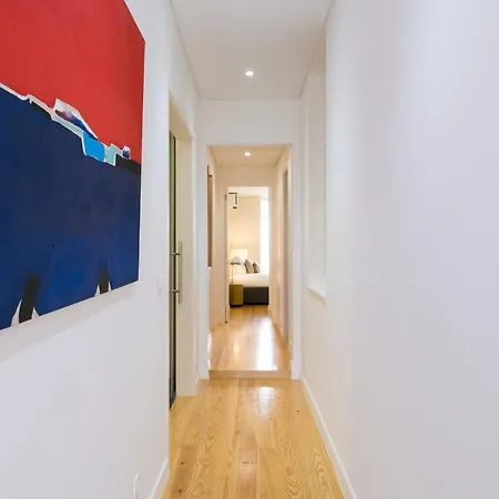 Luxury Retreat! 2 Suites, Balcony & Views!! Appartement