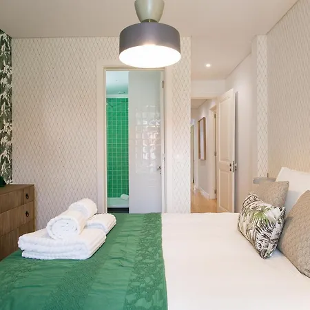 Apartment Luxury Retreat! 2 Suites, Balcony & Views!! Lisbon