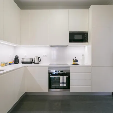 Luxury Retreat! 2 Suites, Balcony & Views!! Apartment