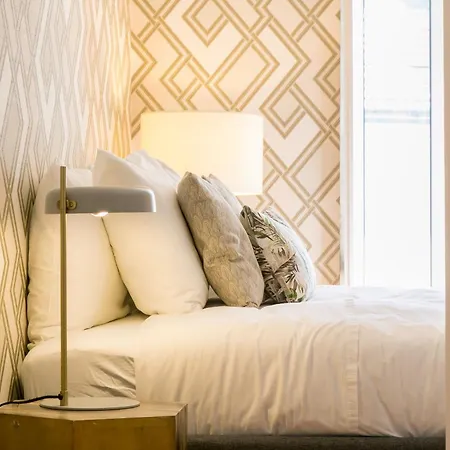 Luxury Retreat! 2 Suites, Balcony & Views!! Appartement Lissabon