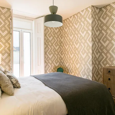 Luxury Retreat! 2 Suites, Balcony & Views!! Lissabon