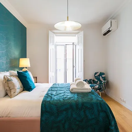 Luxury Retreat! 2 Suites, Balcony & Views!!