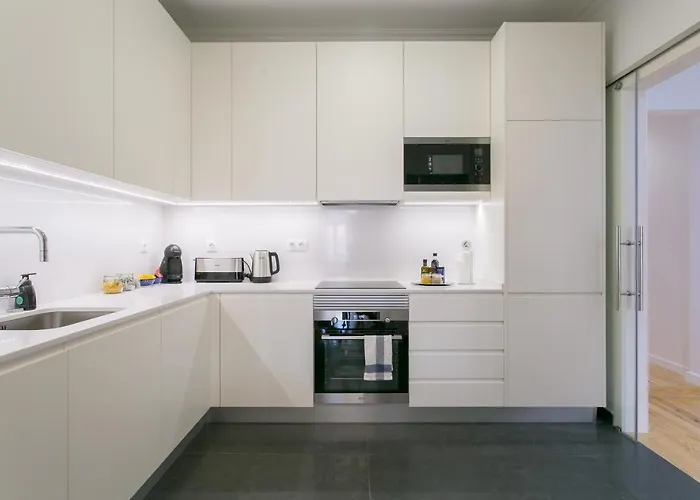 Luxury Retreat! 2 Suites, Balcony & Views!! Appartement