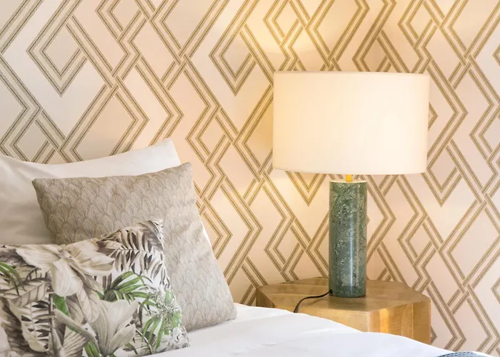 Luxury Retreat! 2 Suites, Balcony & Views!!