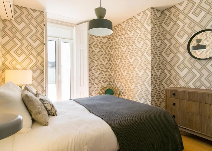 Luxury Retreat! 2 Suites, Balcony & Views!! Lisboa