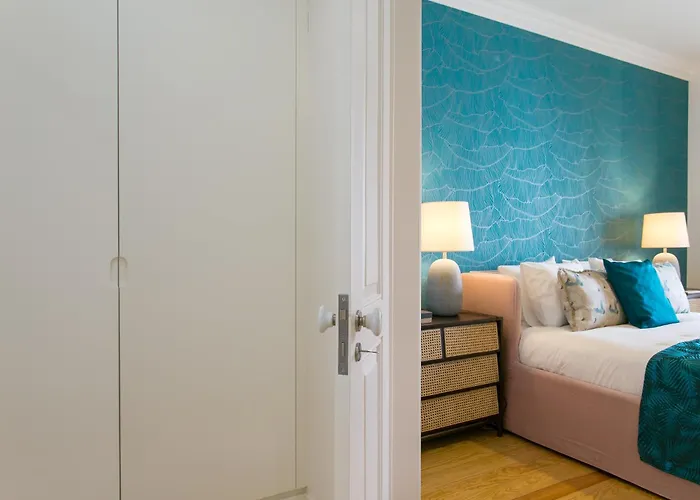 Luxury Retreat! 2 Suites, Balcony & Views!! Appartement