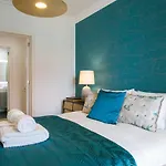 Apartman Luxury Retreat! 2 Suites, Balcony & Views!! *