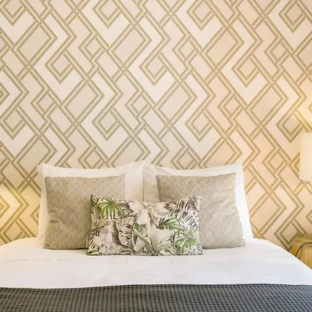 Apartament Luxury Retreat! 2 Suites, Balcony & Views!! *