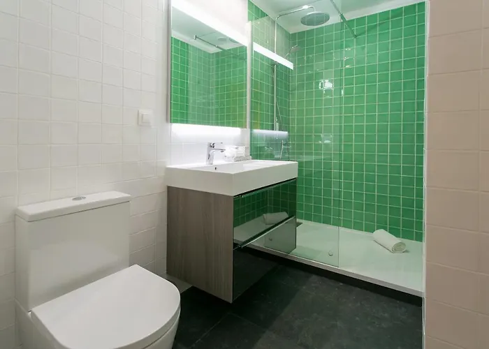 Luxury Retreat! 2 Suites, Balcony & Views!! *