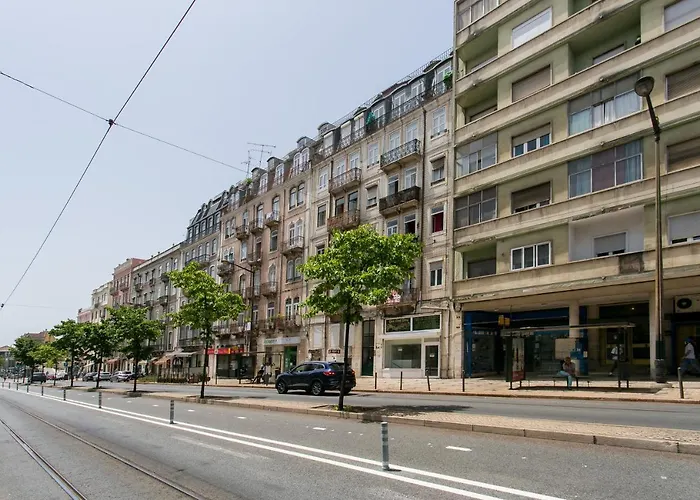 Luxury Retreat! 2 Suites, Balcony & Views!!