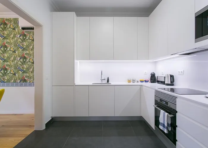 Luxury Retreat! 2 Suites, Balcony & Views!!