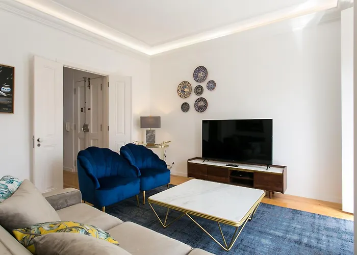 Luxury Retreat! 2 Suites, Balcony & Views!! *