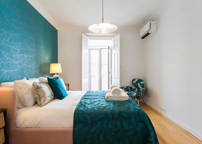 Luxury Retreat! 2 Suites, Balcony & Views!!