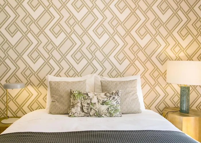 Διαμέρισμα Luxury Retreat! 2 Suites, Balcony & Views!! *